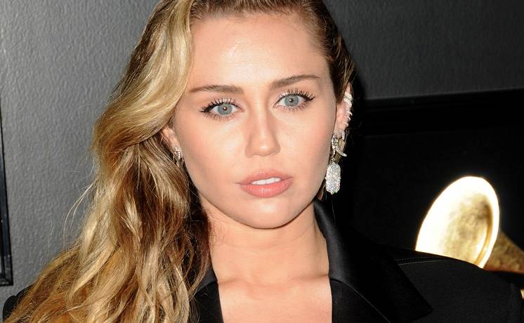 Miley Cyrus odsłania bieliznę, wdrapując się na swego chłopaka? Wcześniej chodził z Kardashian [ZDJĘCIA, WIDEO]