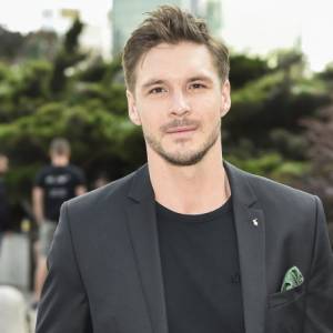 Kolejna śmierć w hicie TVP? Postać grana przez Mikołaja Roznerskiego będzie walczyć o życie!         