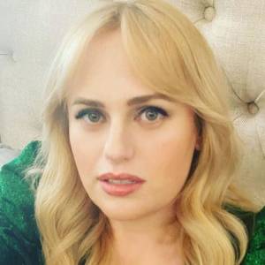 Rebel Wilson pokazuje swe zniewalające ciało. Aktorka kołysze się wśród fal „Hej ślicznotko” [ZDJĘCIA]