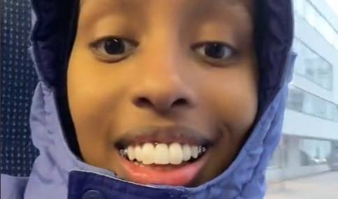 Miała przerwę między jedynkami. Dentysta zaproponował... wstawienie trzeciej. Zgodziła się! Jak wygląda? [WIDEO]