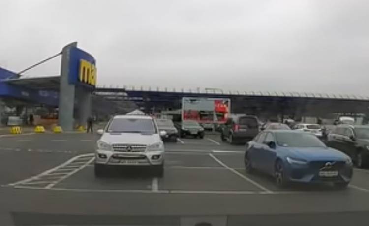 Zaparkowała samochód na trzech miejscach. Doprowadziła do awantury. Nagranie obiegło sieć [WIDEO]