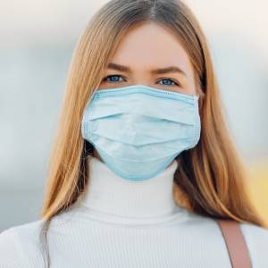 Rząd znosi obostrzenia. Co z obowiązkiem noszenia maseczek?