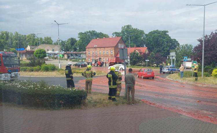 Na ulicę wylało się mnóstwo bioodpadów. Mieszkańcy: "Mamy rondo Bolognese" [FOTO]