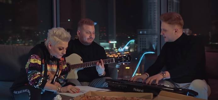 Krytyka Pięknych i Młodych! Nowa piosenka zespołu nie spodobała się internautom                                                        