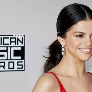 Selena Gomez w naturalnych włosach i bez grama makijażu [FOTO]