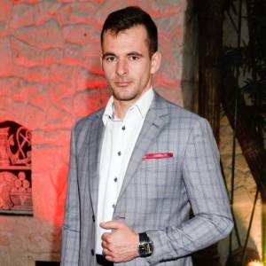 "Rolnik szuka żony". Adrian nie jest już sam! Po rozstaniu z Iloną to ona zajęła miejsce w sercu rolnika. Pokazał zdjęcie! 