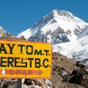 Kolejka na niemal 300 osób w "strefie śmierci" na szczyt Mount Everest. Dwoje wspinaczy nie żyje