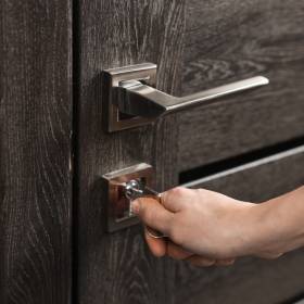 Zostawiasz klucz w zamku na noc? Popełniasz poważny błąd – eksperci alarmują!