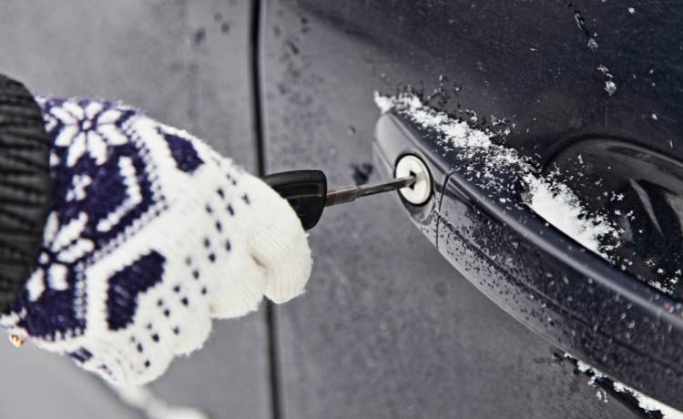 Co zrobić, gdy zamarznie zamek w samochodzie? Zdjęcie ilustracyjne/Shutterstock