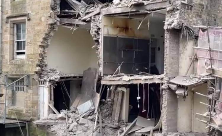 Kupili zabytkowy budynek. Właśnie runął do rzeki [FOTO]