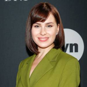 Gwiazda "365 dni" przeszła ogromną metamorfozę. Sesja topless w brokacie i afro zaskakuje!