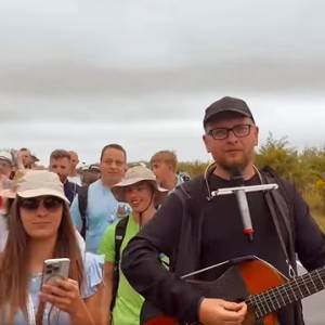 Pielgrzymkowa wersja „och i ach” hitem sieci! Co na to Grzeszczak?