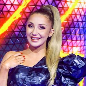 Cleo-kusicielka odsłania pośladki w stroju mikołajkowej elfki. "Jaki słodki reniferek!"