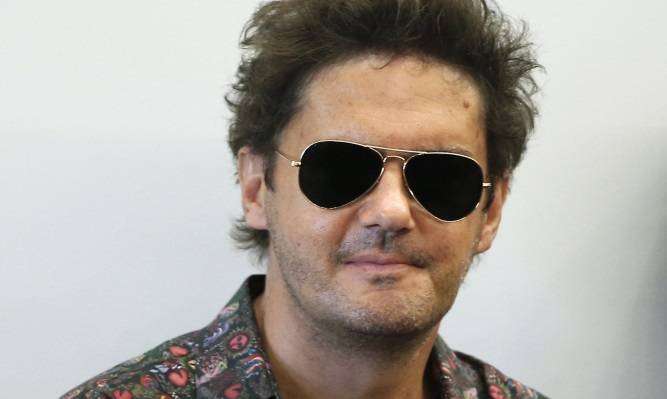 Kuba Wojewódzki pozuje na plaży. Na zdjęcie załapała się też jego dziewczyna