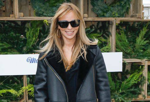 Joanna Przetakiewicz wypowiada się z ironią o ozdobach na luksusowo ozdobionym świątecznym stole: "Tu jest zdecydowanie zbyt skromnie..."