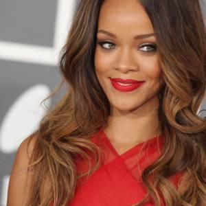 Rihanna prezentuje kobiece wdzięki! Kronkowa bielizna niewiele zasłania