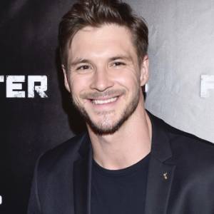 Mikołaj Roznerski na zaskakującym zdjęciu z młodości. "Polska wersja Shawna Mendesa" - komentują internauci