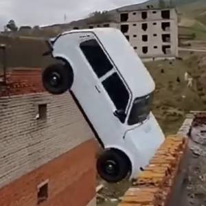 Skok samochodem z dachu. Pojazd spadł z trzeciego piętra z kierowcą w środku [WIDEO]