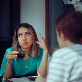 Znasz kogoś, kto zawsze narzeka? Psychologia wyjaśnia, o czym to świadczy