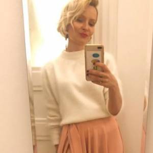 Marieta Żukowska w spódnicy z bardzo głębokim wcieciem. Fani zachwyceni: Szykownie i z klasą!