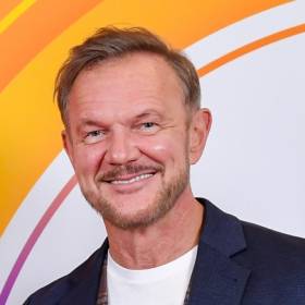 Cezary Pazura wystąpił przed kamerą razem z synem. Tak dziś wygląda Antek