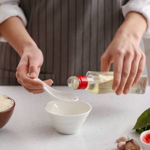 Tanio i skutecznie! Sprawdź, co zrobić, by Twoje firanki były po praniu białe