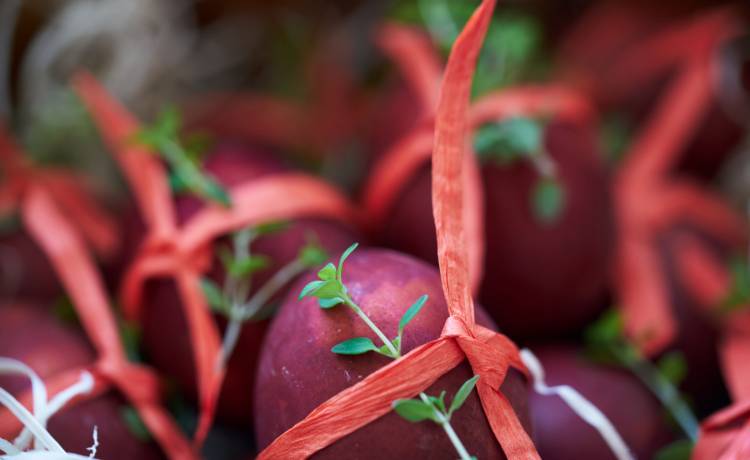 Jak zafarbować jajka? Naturalne barwniki znajdziesz w swojej kuchni!