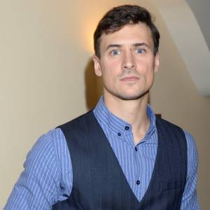  Mateusz Damięcki przeszedł metamorfozę! Aktor jest łysy…                                                              