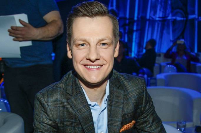 Marcin Mroczek na zachwycających zdjęciach z ukochaną. Fani komentują: "Żona podobna do serialowej"