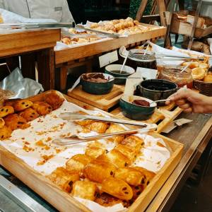 Koniec szwedzkiego stołu? Hotele zmieniają zasady serwowania śniadań