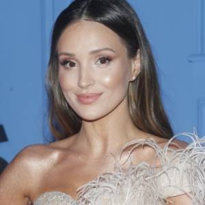 Marina Łuczenko-Szczęsna oczarowała sieć! Zapozowała w zsuwającej się z ciała koszuli [FOTO]