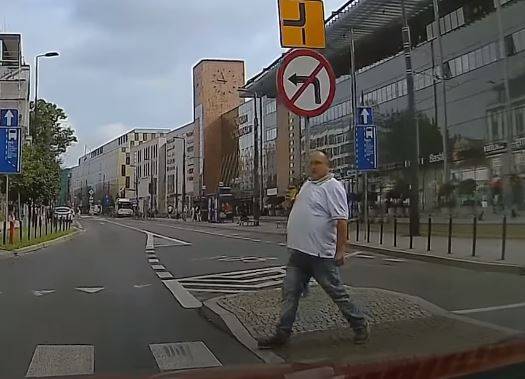 Pieszy prowokował kierowcę. Awantura na przejściu dla pieszych w Krakowie [WIDEO]