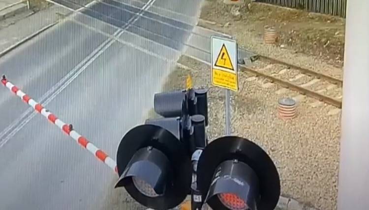 Aż trudno uwierzyć, że kierowcy zrobili to na przejeździe kolejowym! Nagranie ku przestrodze... [WIDEO]