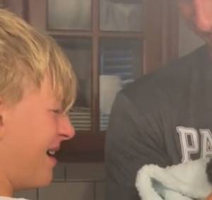 12-latek nie spodziewał się, że dostanie psa na urodziny. Od razu zaczął płakać [WIDEO]