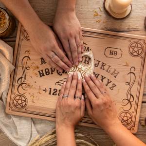 Uważaj na tablicę Ouija. Wcale nie służy do zabawy...