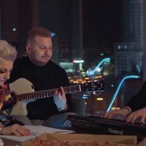 Krytyka Pięknych i Młodych! Nowa piosenka zespołu nie spodobała się internautom                                                        