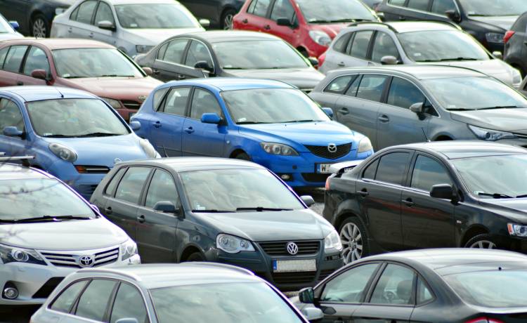 Jak zdjąć nalepkę z przedniej szyby auta? Jest na to prosty sposób