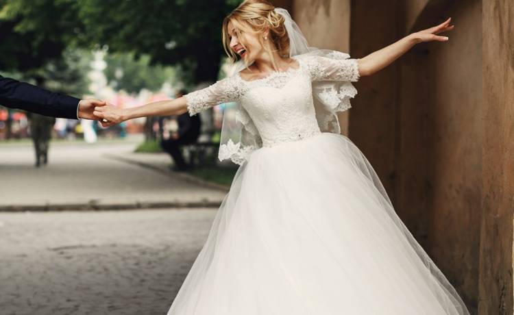 Ojciec panny młodej skradł show w czasie weselnego tańca. "Starszy pan wymiata" [WIDEO]