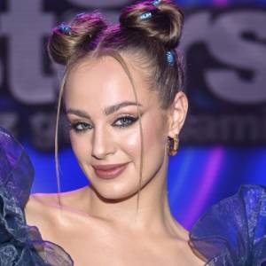 Wiktoria Gąsiewska postawiła na róż! Razem z siostrą szalały przed obiektywem. Jak wygląda Nicole Gąsiewska?