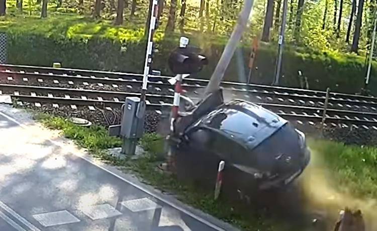 Z impetem wjechał w przejazd kolejowy. Zdemolował rogatki i sygnalizację świetlną [WIDEO]