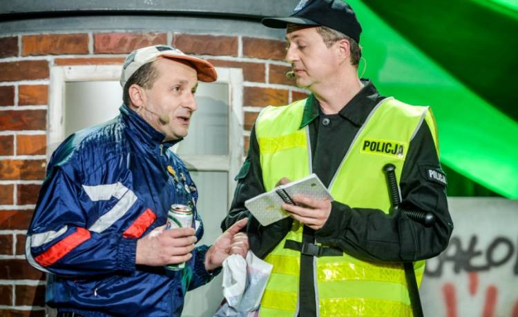 Kabaret Moralnego Niepokoju miał wypadek samochodowy. Artyści publikują zdjęcia w sieci