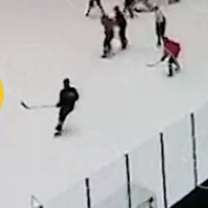 Śmierć 14-letniego hokeisty. Kamera uchwyciła moment tragicznego wypadku na treningu [WIDEO]