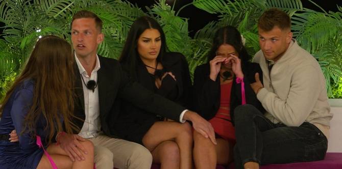 Uczestnicy "Love Island" "przyłapani" na gorącym pocałunku. Wiktoria i Adrian tak pozowali do zdjęcia 