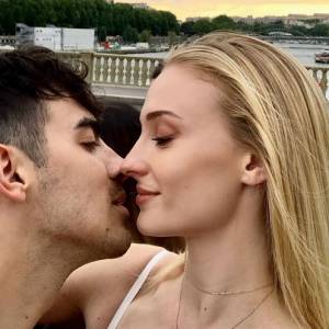  Joe Jonas i Sophie Turner pokazali zdjęcia ze ślubu! Para Młoda wyglądała zjawiskowo                                          