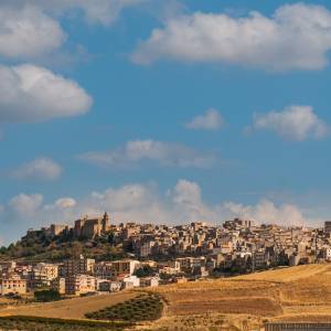 Włoskie miasteczko sprzedaje domy za bezcen! Wystarczy 2 euro, by kupić nieruchomość na Sycylii