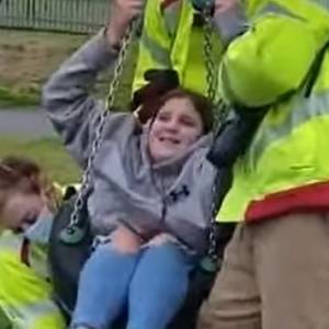 Straż pożarna wezwana do dziewczynki. Utknęła w oponie [WIDEO]