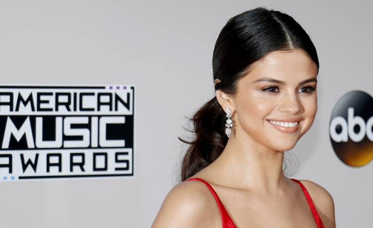 Selena Gomez w naturalnych włosach i bez grama makijażu [FOTO]