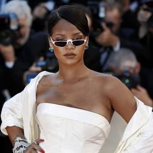 Rihanna śmiało pręży ciało na łódce. Siateczkowy strój niewiele zasłania!