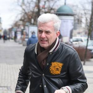 Urbański przeszedł metamorfozę? Prowadzący "Milionerów" w nowym wydaniu! "Trochę Bruce Willis" [FOTO]