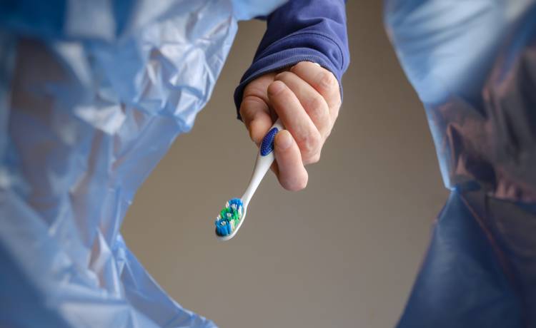 Gdzie wyrzucić szczoteczkę do zębów i tubkę po paście? Fot. shutterstock.com